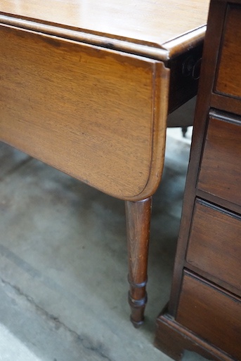 An early Victorian mahogany Pembroke table, width 91cm, depth 52cm, height 72cm